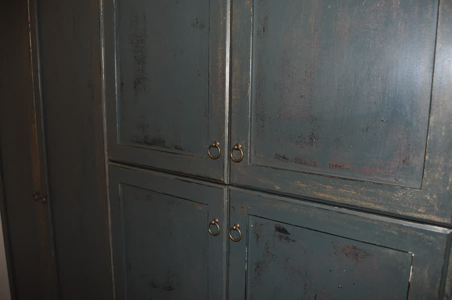 Pintura decorativa sobre mueble antiguo